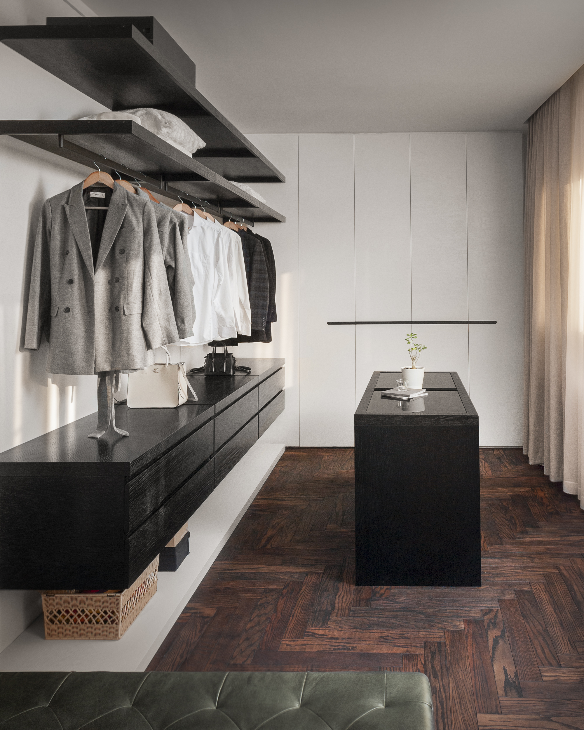 فضای کلوزت‌روم، بیانیه‌ای در مورد سادگی مطلق است. یونیت‌های چوبی تیره در برابر دیوار سفید، کنتراستی گرافیکی قدرتمند خلق می‌کنند. نورپردازی خطی، بر معماری مینیمال تأکید کرده و حس عمق و درازا را تقویت می‌نماید.